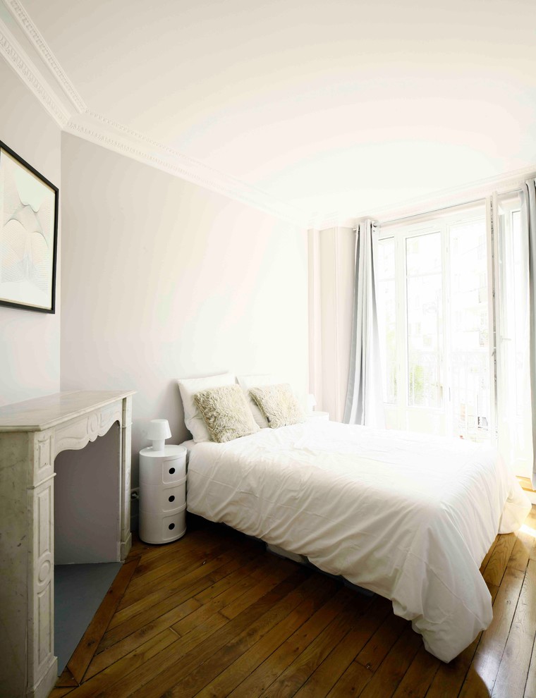 Aménagement d'une petite chambre parentale contemporaine avec un mur gris, parquet clair et une cheminée d'angle.