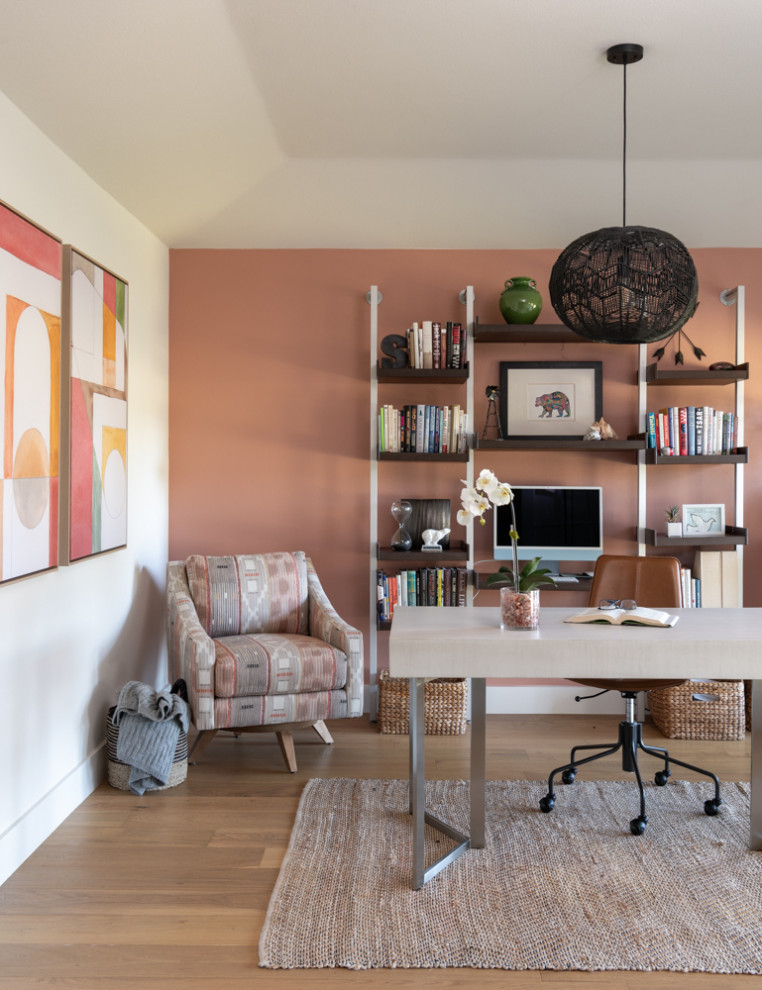 На фото: рабочее место в стиле ретро с разноцветными стенами, светлым паркетным полом, отдельно стоящим рабочим столом и коричневым полом без камина с