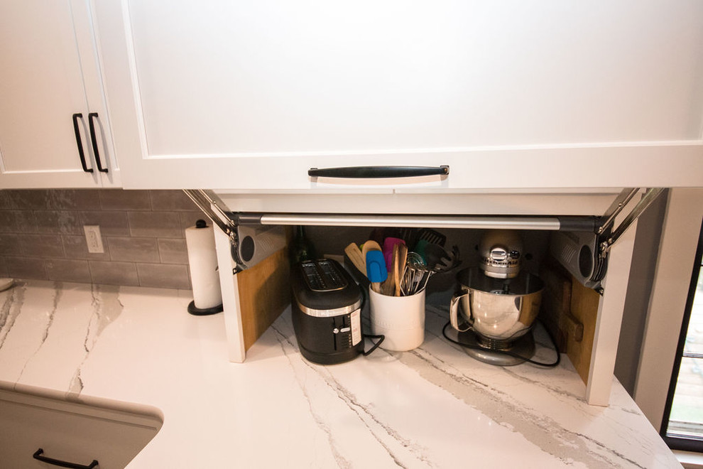 Transitional kitchen photo in Omaha