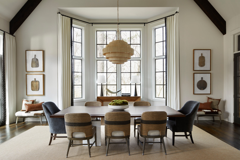 Пример оригинального дизайна: гостиная-столовая в стиле неоклассика (современная классика) с белыми стенами, темным паркетным полом, коричневым полом, балками на потолке и сводчатым потолком