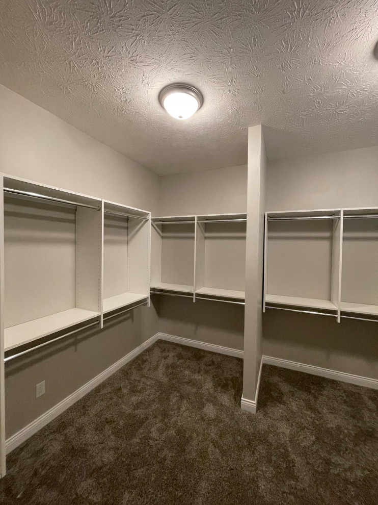 Immagine di una cabina armadio unisex contemporanea di medie dimensioni con ante in stile shaker, ante bianche, moquette, pavimento grigio e soffitto in perlinato