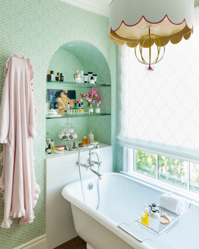 Cette photo montre une salle de bain principale éclectique de taille moyenne avec un placard à porte shaker, une baignoire indépendante, un mur vert et meuble simple vasque.