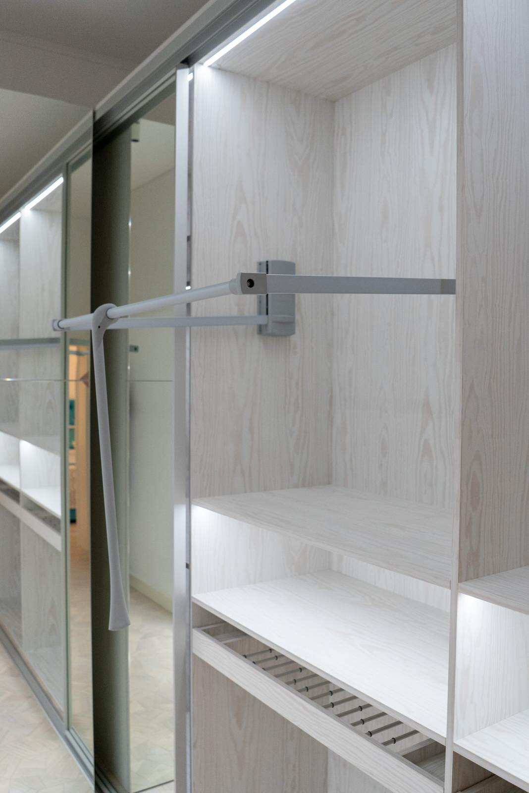 Гардеробная raumplus с LED-подсветкой, брючницами и пантографами