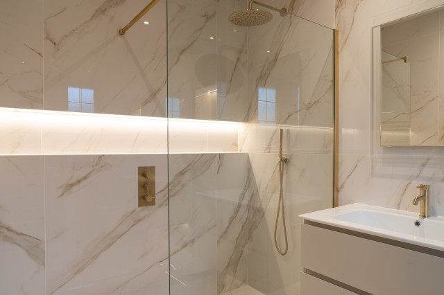 Danika Igoe Project: Ensuite Bathroom moderne-badevaerelse