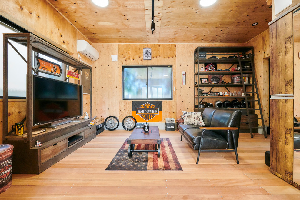 Industrial Wohnzimmer mit hellem Holzboden, freistehendem TV, Holzdecke und Holzwänden in Sonstige