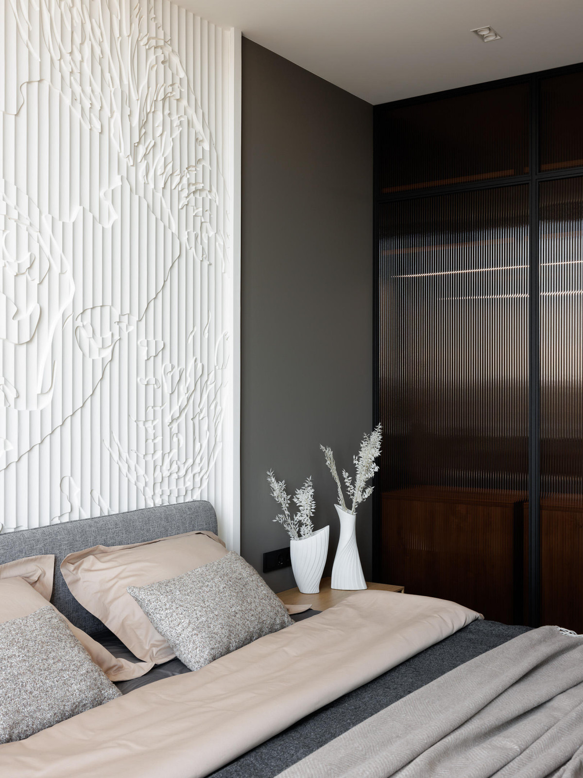 Современная квартира с бордовыми акцентами в ЖК "Притяжение" - 146 м2