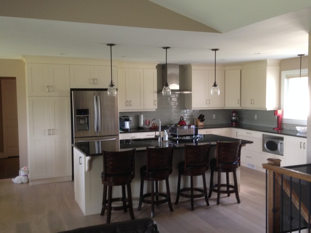 Example of a transitional kitchen design in Ottawa