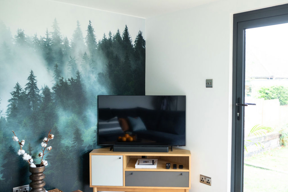 Foto de despacho nórdico pequeño con paredes multicolor, suelo de madera clara, escritorio independiente, suelo marrón y papel pintado