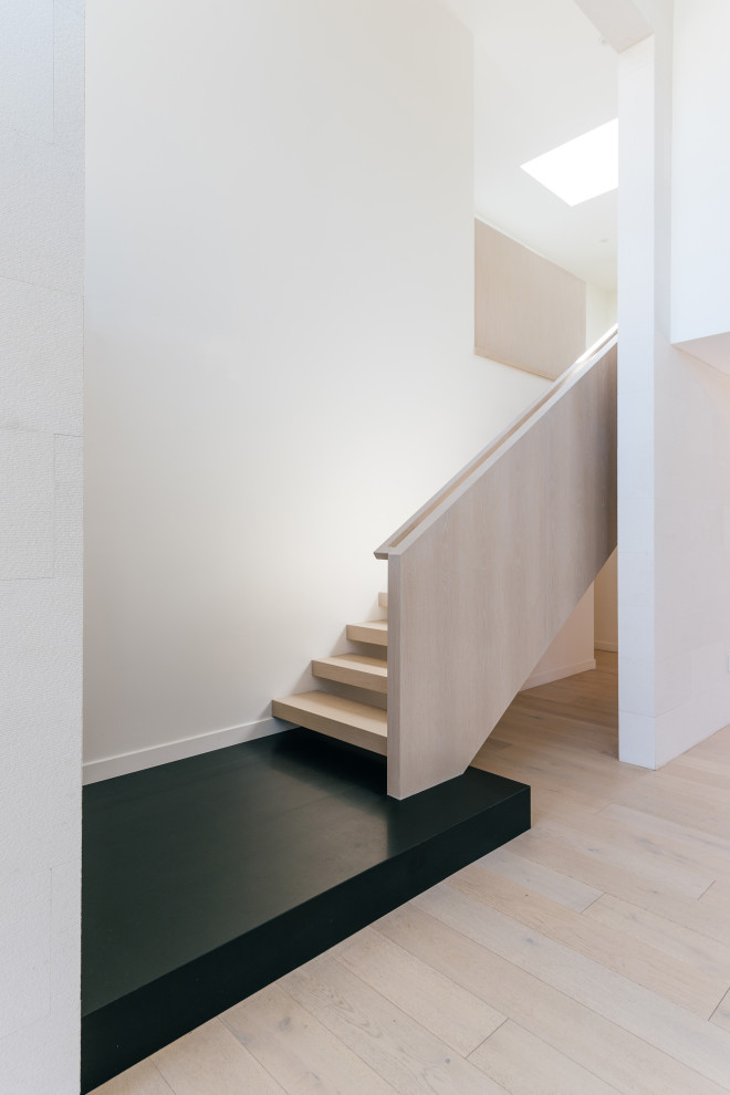 Modelo de escalera suspendida retro de tamaño medio sin contrahuella con escalones de madera, barandilla de madera y panelado