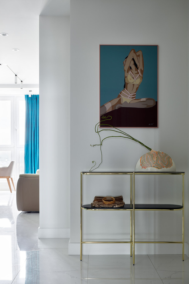 Прихожая, вид на гостиную, столовую.