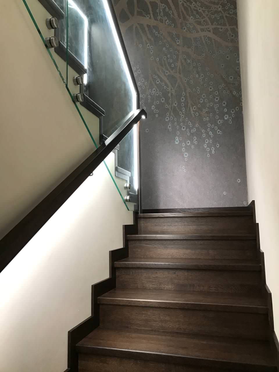 Лестница с подсветкой в поручне