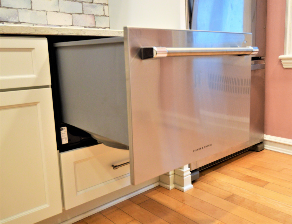 Small transitional light wood floor kitchen photo in Milwaukee with a single-bowl sink, shaker cabinets, white cabinets, quartzite countertops, ceramic backsplash and stainless steel appliances