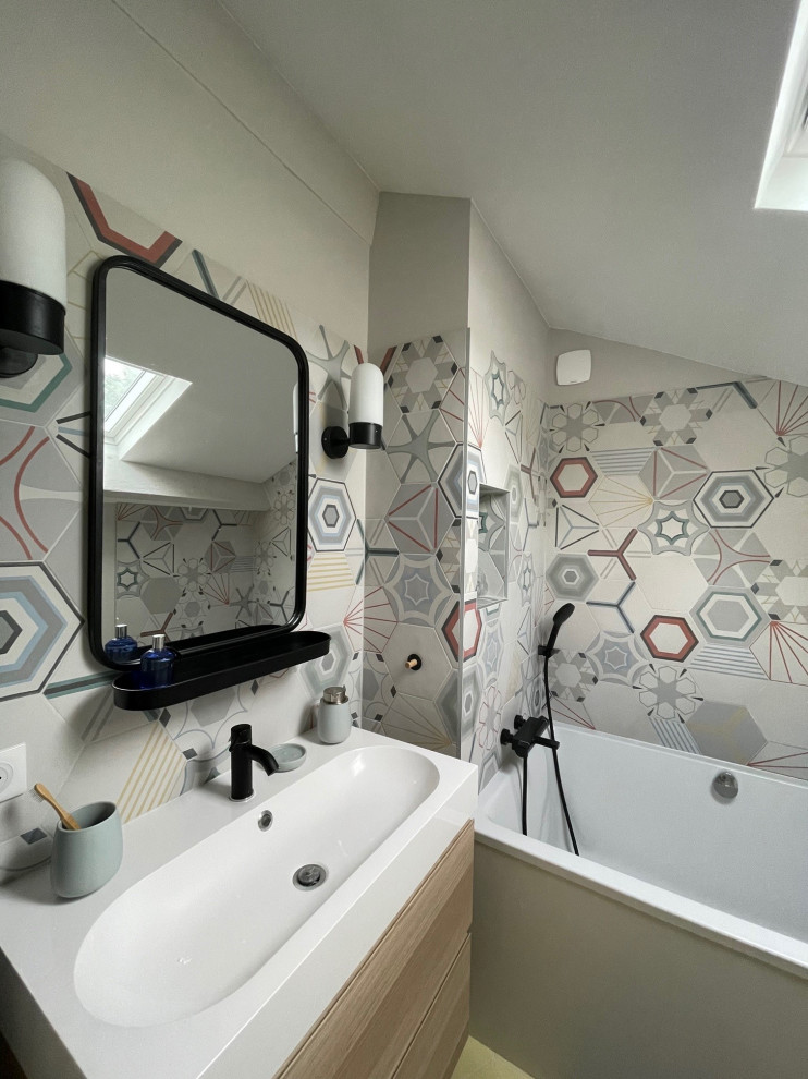 Small danish kids' multicolored tile open shower photo in Bordeaux with an undermount tub, a one-piece toilet, a console sink and white countertops