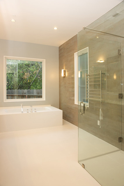 Green custom home in Los Altos modern-badezimmer