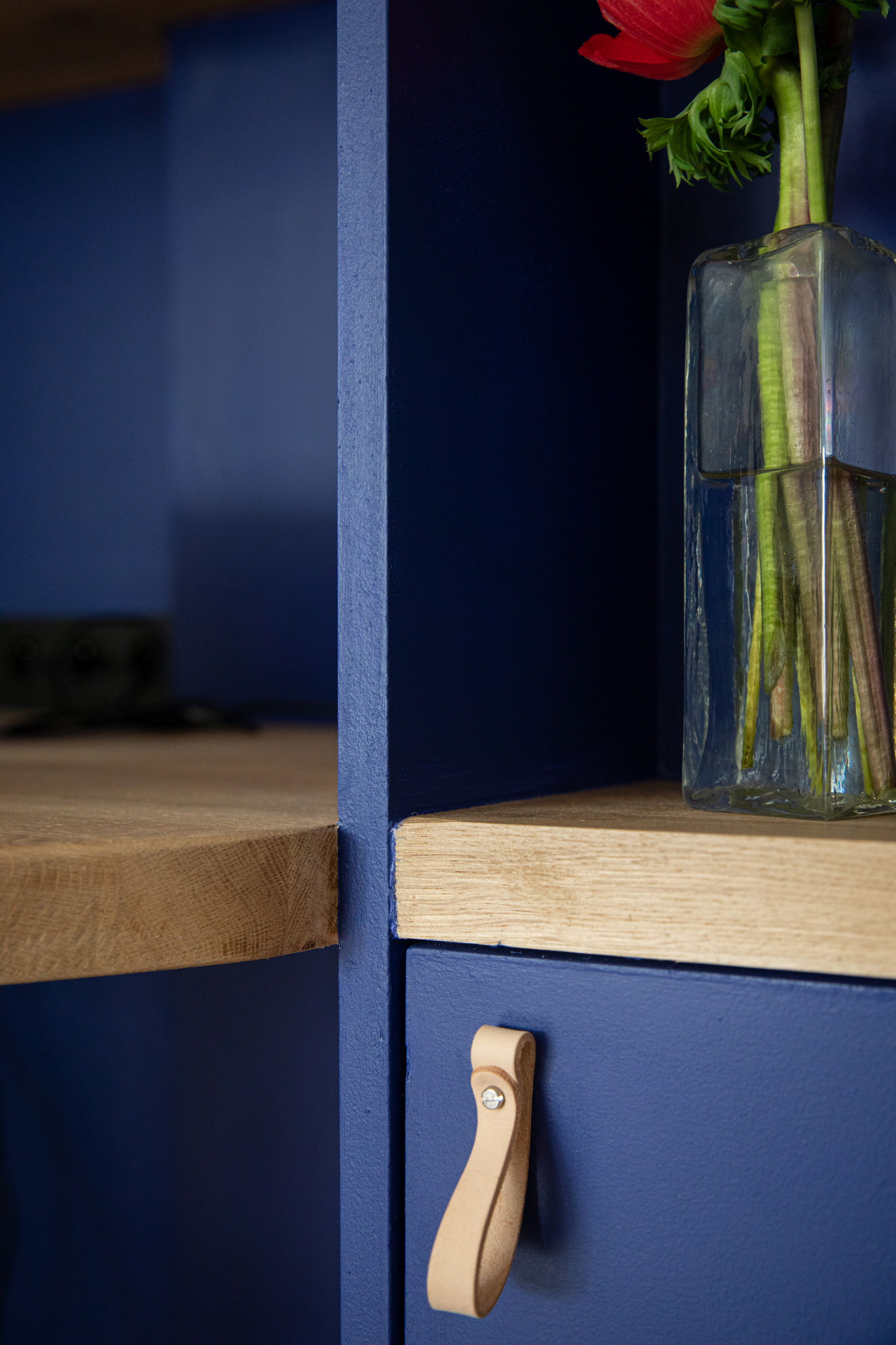 Bureau intégré et rangements sur-mesure dans l'entrée d'un appartement