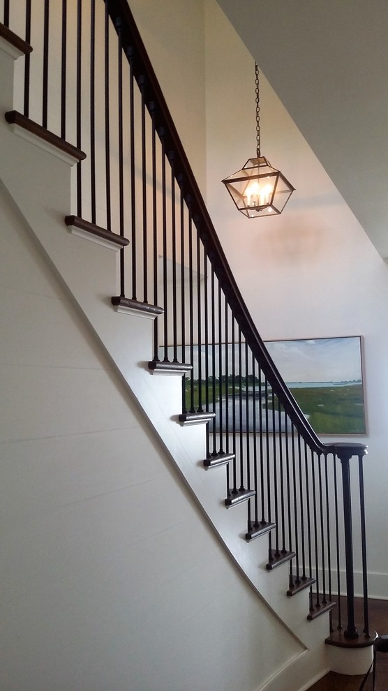 Idées déco pour un grand escalier peint droit bord de mer avec des marches en bois.