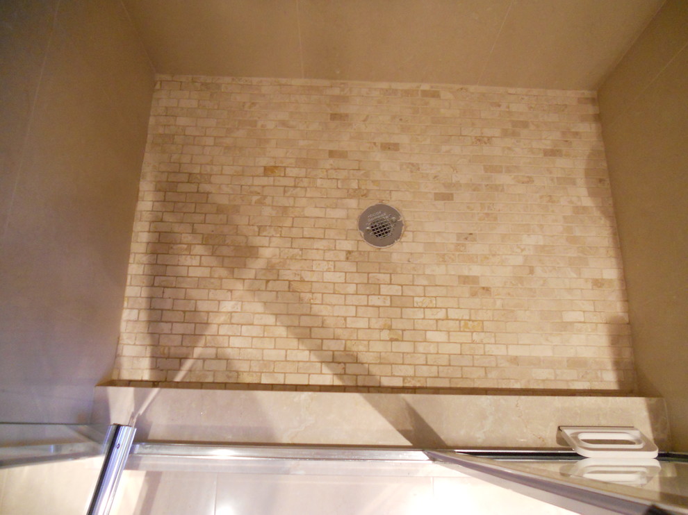 フィラデルフィアにある中くらいなトラディショナルスタイルのおしゃれなマスターバスルーム (落し込みパネル扉のキャビネット、黒いキャビネット、アルコーブ型浴槽、アルコーブ型シャワー、一体型トイレ	、赤い壁、開き戸のシャワー、ベージュのカウンター、洗面台2つ、独立型洗面台) の写真