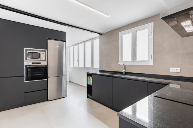 Ventana. Reforma integral de un &aacute;tico moderne-koekken