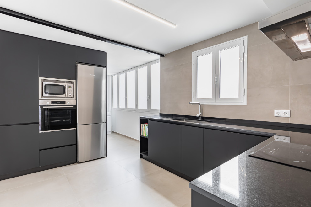 Идея дизайна: кухня среднего размера в стиле модернизм