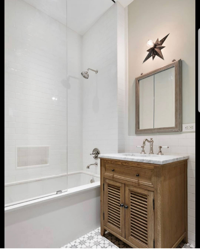 Идея дизайна: детская ванная комната среднего размера в современном стиле с искусственно-состаренными фасадами, ванной в нише, душем без бортиков, белой плиткой, керамической плиткой, белыми стенами, полом из керамогранита, врезной раковиной, мраморной столешницей, черным полом, открытым душем, серой столешницей, тумбой под одну раковину и напольной тумбой