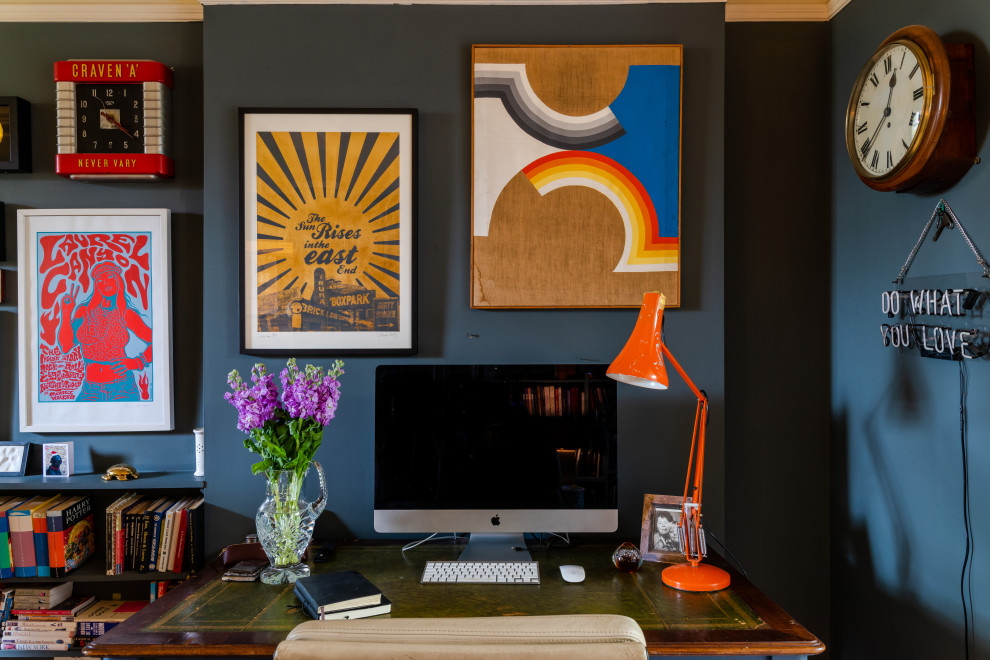 Foto de despacho bohemio de tamaño medio con paredes grises, suelo de madera en tonos medios y escritorio independiente