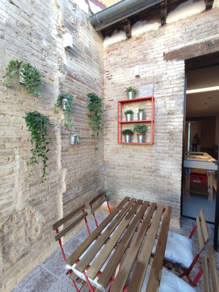 Photo of a small urban back rooftop terrace in Valencia with no cover.