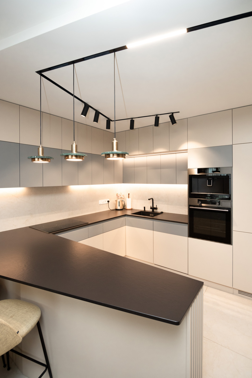 Современная кухня-гостиная с необычной барной стойкой и ТВ-зоной