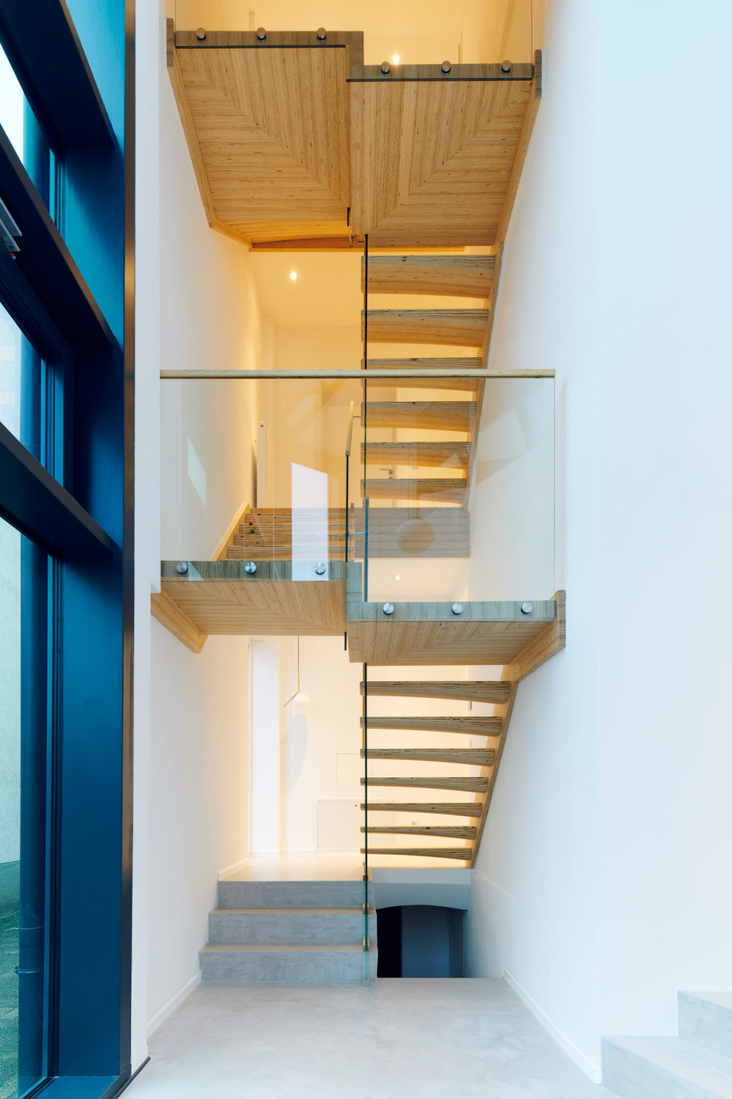 Консольная лестница из БауБухе со стеклянным ограждением