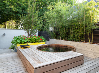 12 Stylish Screens for Hot Tubs, Pools and Outdoor Showers (13 photos)