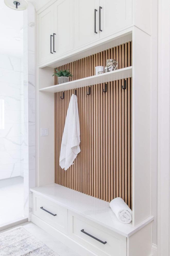 Idee per una stanza da bagno padronale tradizionale con ante in stile shaker, ante bianche, doccia aperta e doccia aperta