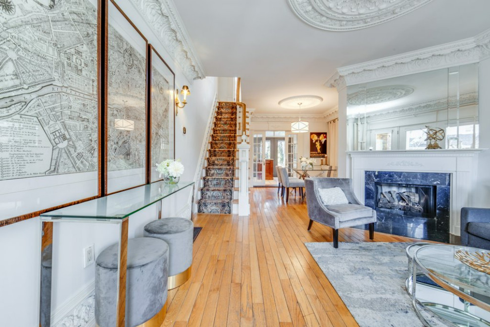Transitional entryway photo in Toronto