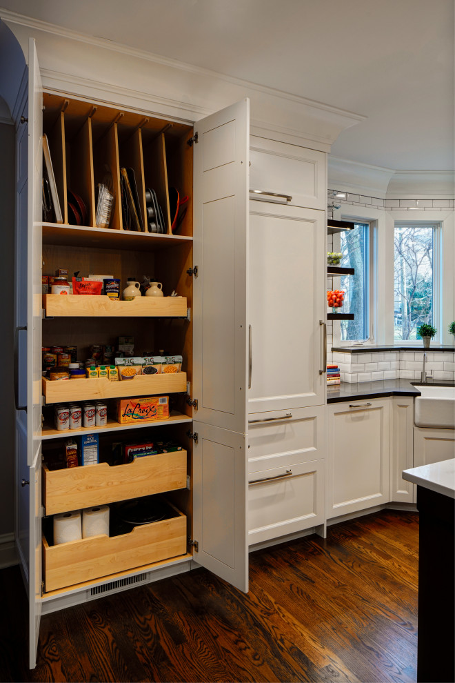 Example of a transitional kitchen design in Chicago