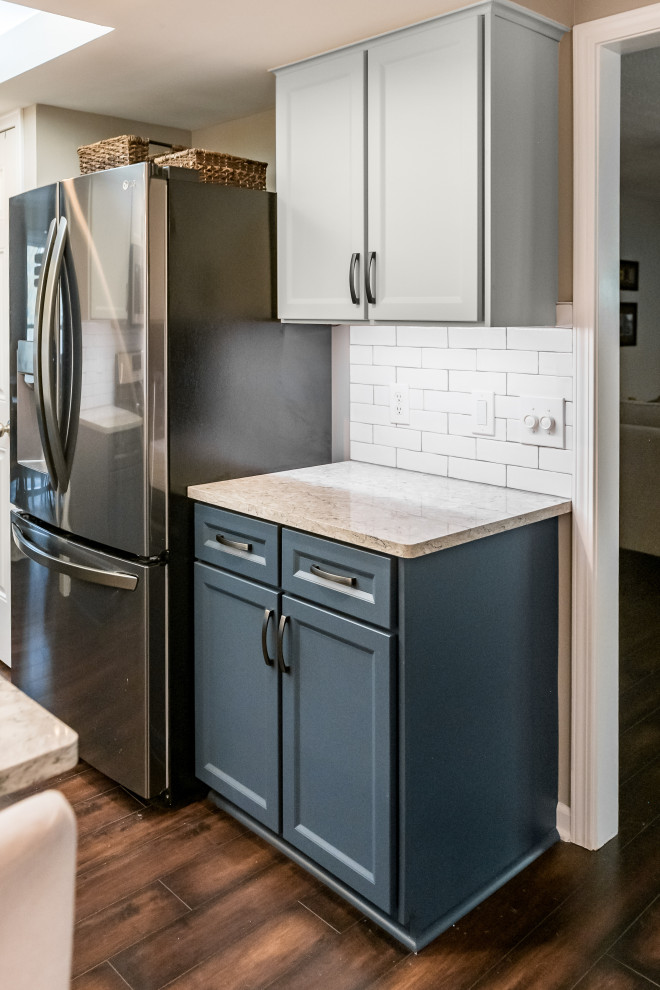 Eat-in kitchen - mid-sized transitional u-shaped eat-in kitchen idea in Columbus with quartz countertops, white backsplash and subway tile backsplash