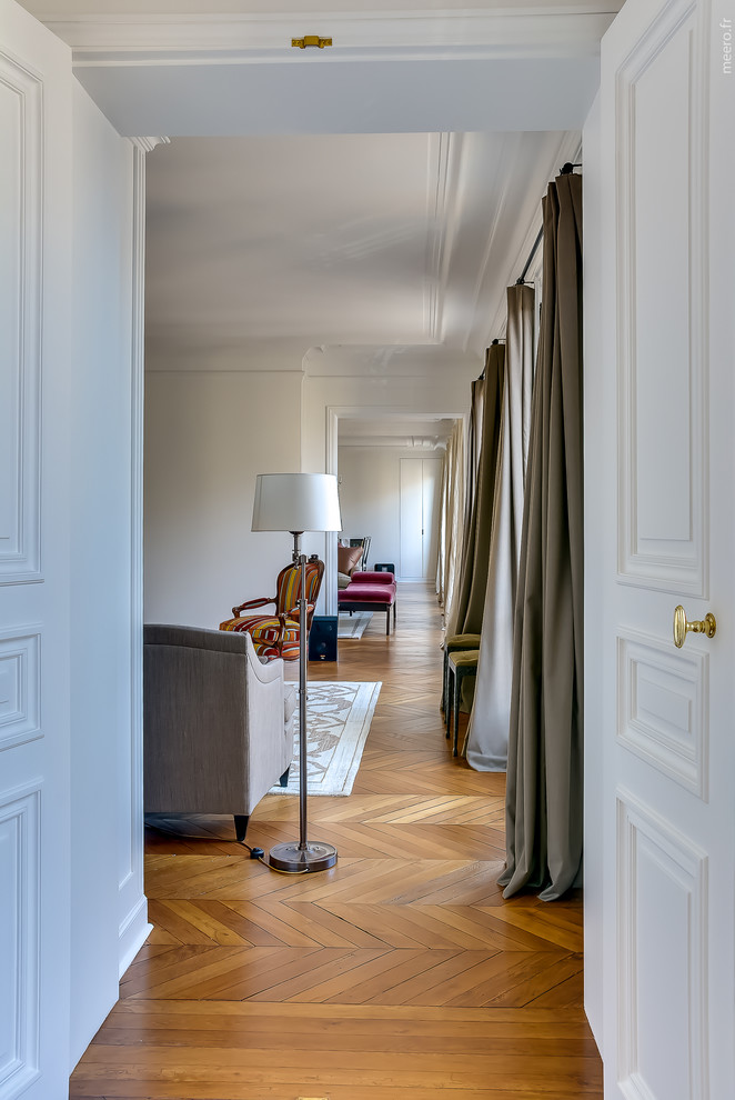 Design ideas for a transitional hallway in Paris.