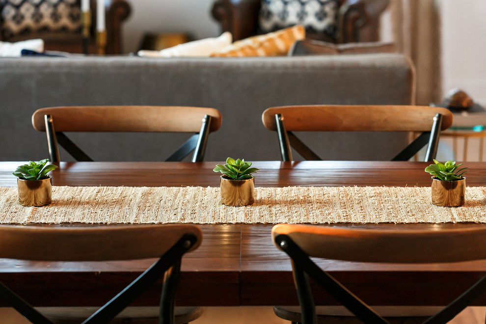 Dining room - traditional dining room idea in Louisville