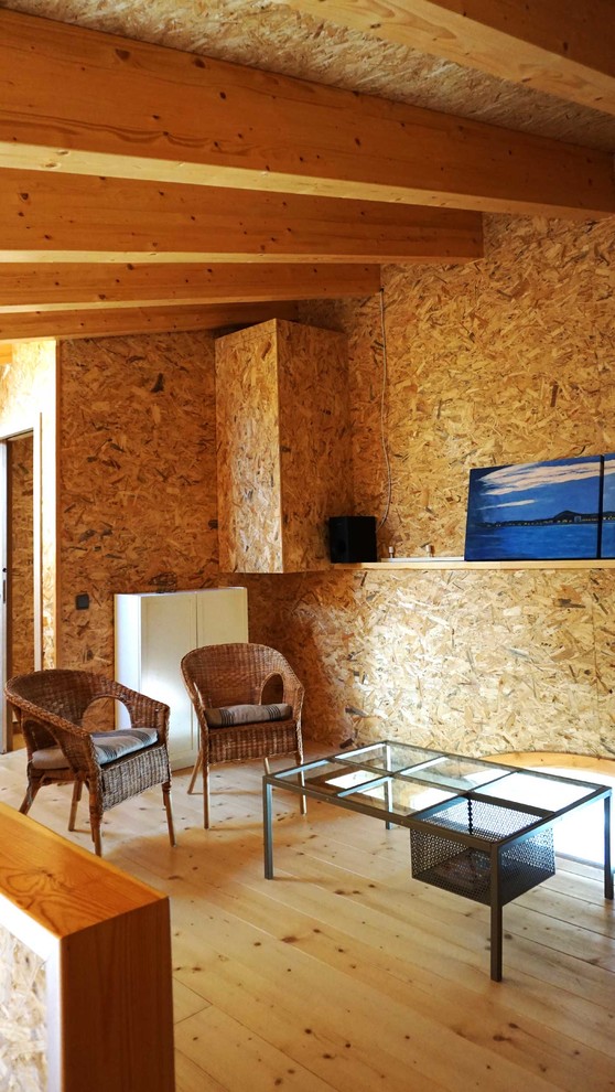 Diseño de sala de estar abierta urbana pequeña con suelo de madera clara