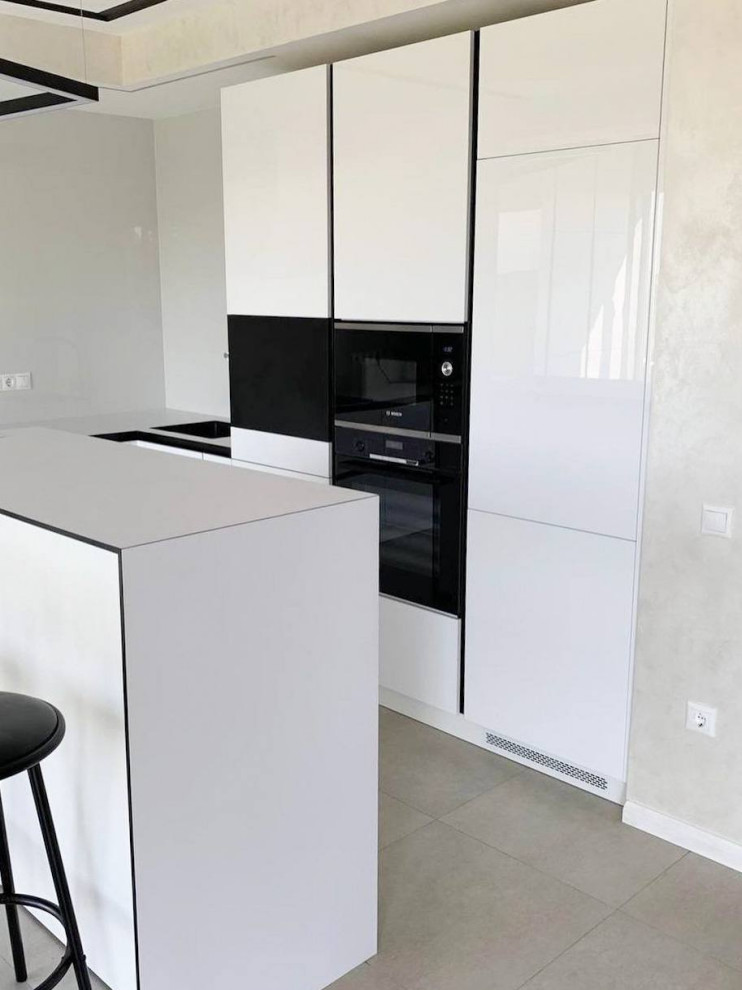 Белая кухня с островом