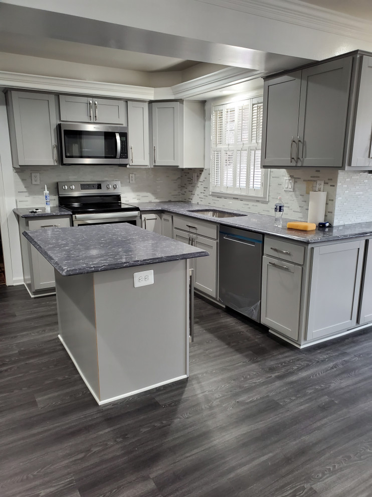 Kitchen - transitional kitchen idea in DC Metro