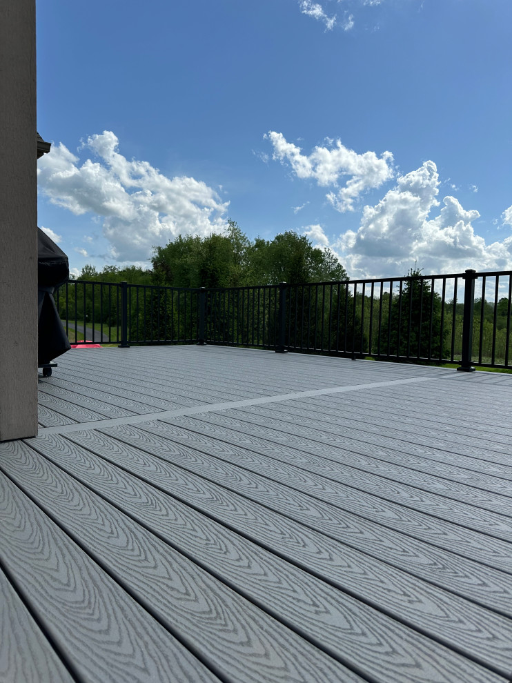 Trex Deck with Trex Signature Aluminum Railings with Square Balusters