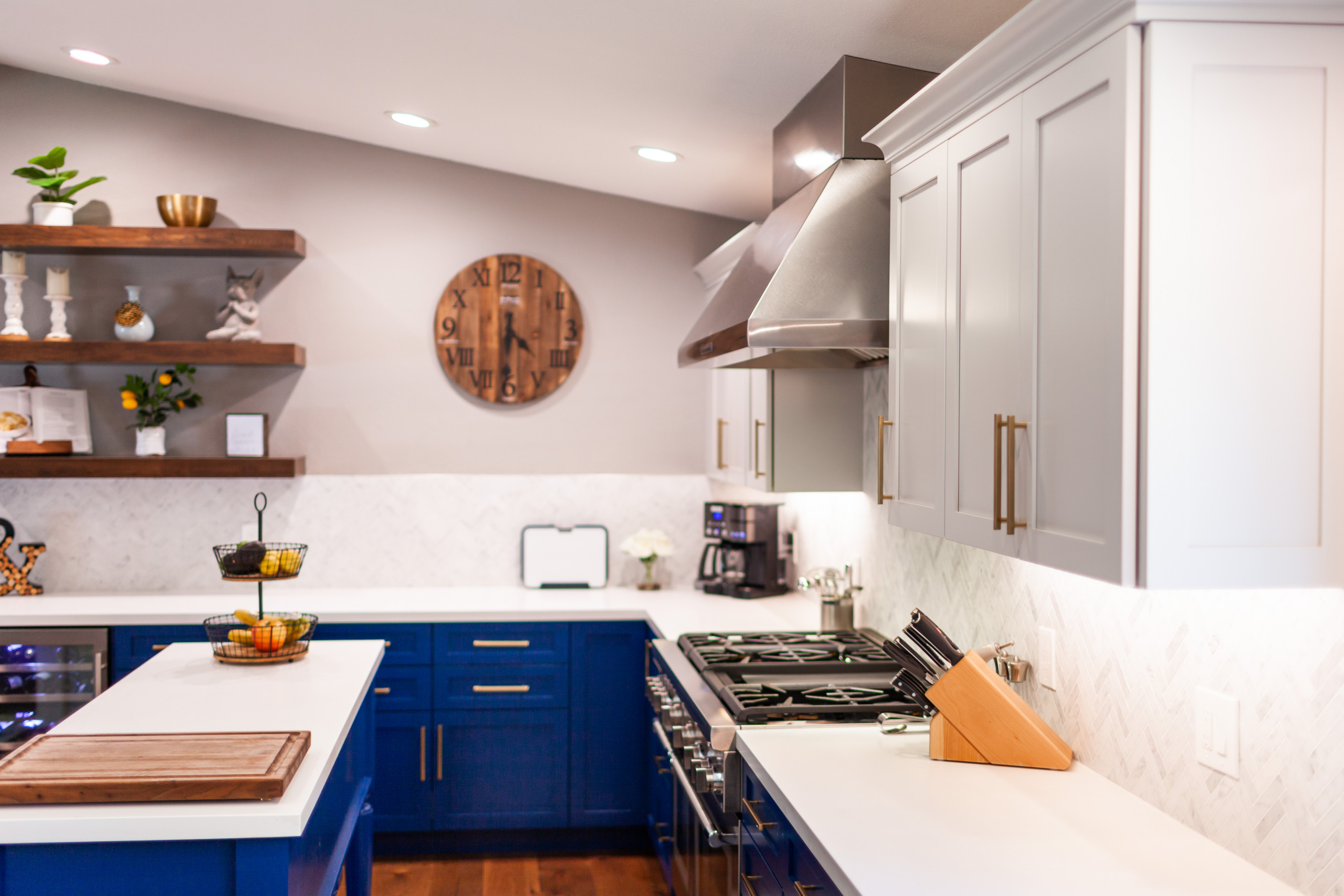 Stunning Kitchen w Blue Island