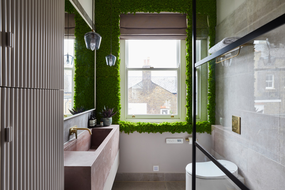 Idéer för ett mellanstort industriellt rosa en-suite badrum, med luckor med lamellpanel, vita skåp, en öppen dusch, en toalettstol med hel cisternkåpa, grå kakel, keramikplattor, gröna väggar, klinkergolv i keramik, ett avlångt handfat, bänkskiva i betong och grått golv