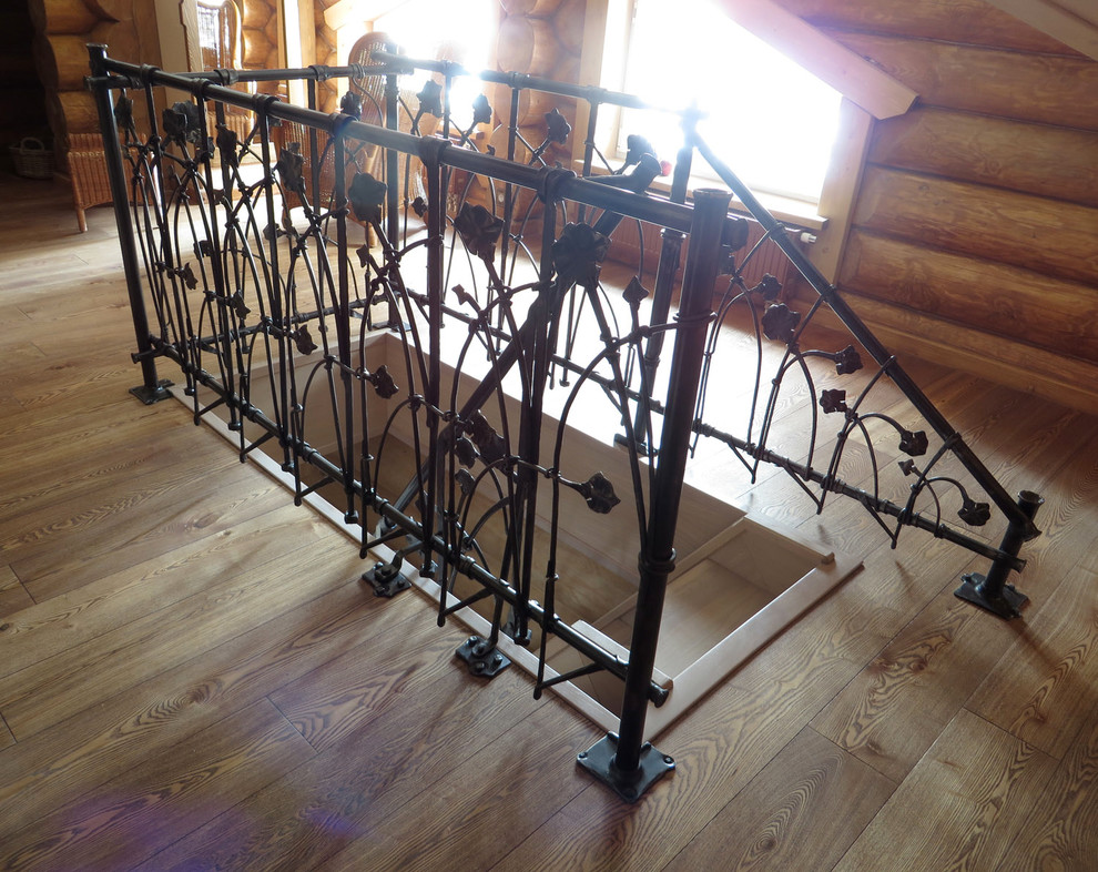 Кованое ограждение лестницы для деревянного дома.