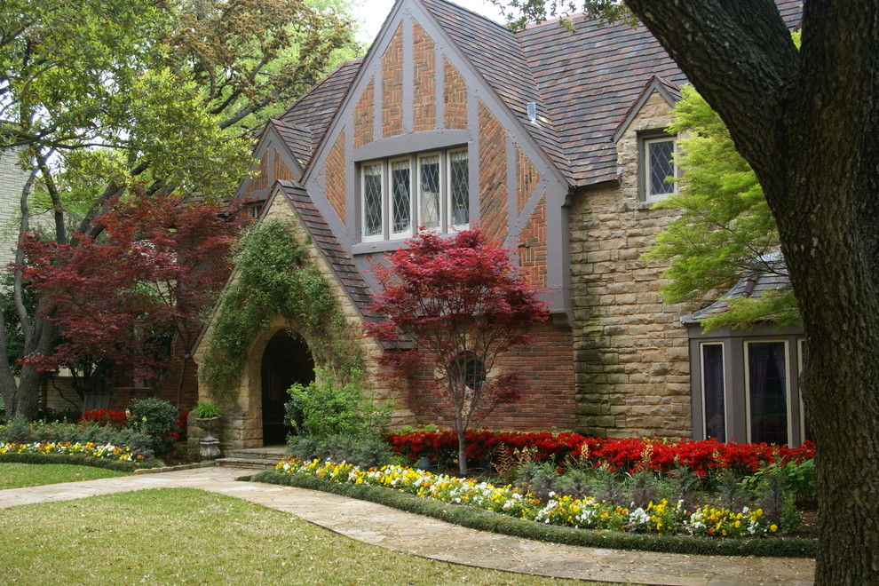 Inspiration for a traditional front yard garden in Dallas with natural stone pavers and with flowerbed.