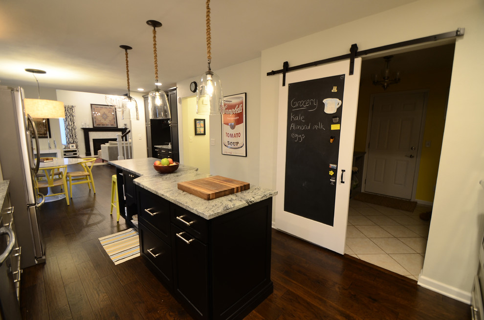 Transitional home design photo in Chicago