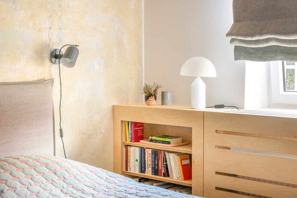 Ejemplo de dormitorio principal nórdico de tamaño medio con paredes multicolor y suelo de madera clara