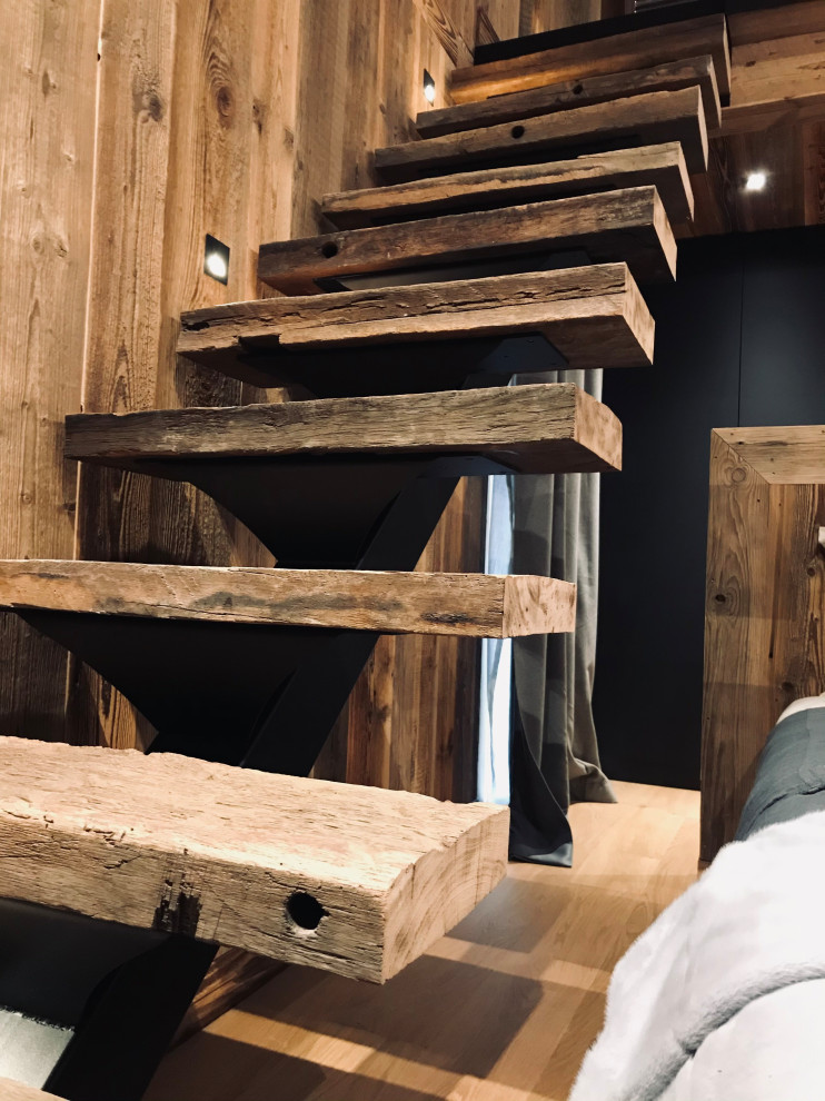 Große Urige Holztreppe in L-Form mit Holzwänden in Lyon