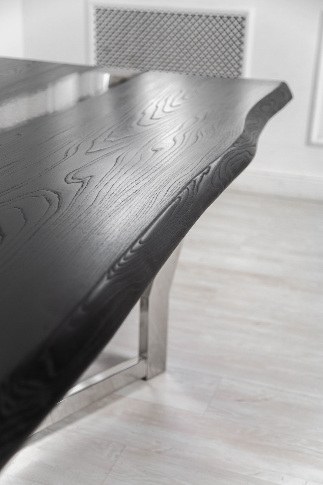 Стол-река из черного ясеня Black Diamond