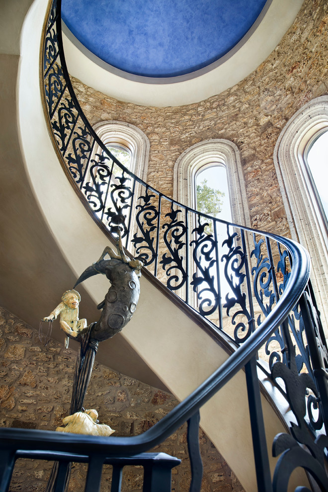 Пример оригинального дизайна: огромная винтовая лестница в средиземноморском стиле с подступенками из плитки