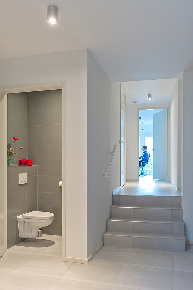 This is an example of a contemporary hallway in Amsterdam with grey walls.