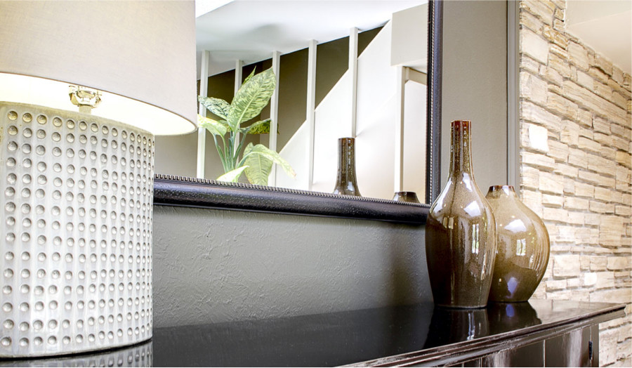 Example of a transitional entryway design in Denver